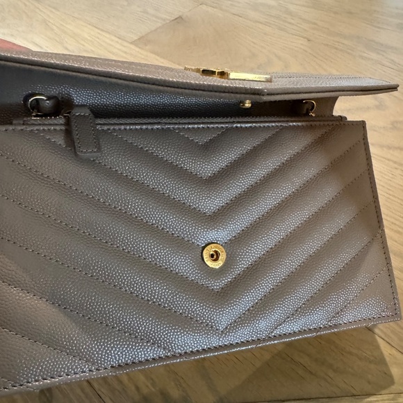 Yves Saint Laurent CASSANDRE ENVELOPE CHAIN WALLET IN GRAIN DE POUDRE LEATHER - Picture 8 of 13